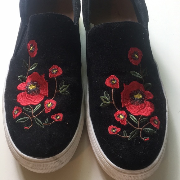 Embroidered shoes - Picture 2 of 5